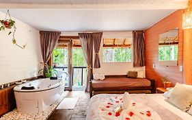 Petite House com Hidromassagem